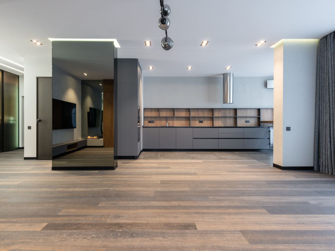 Salón reformado con suelo de madera