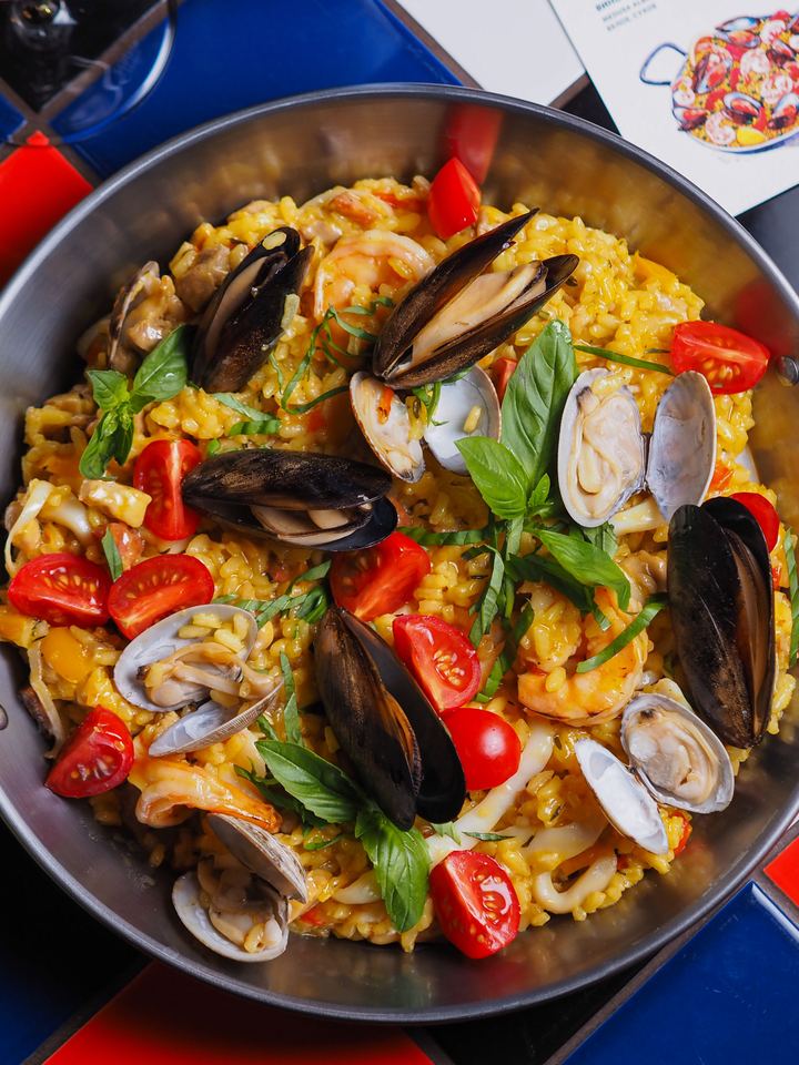 Paella de marisco vista desde arriba